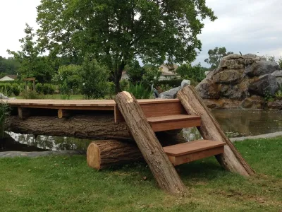 Détail d’une passerelle bois avec marches intégrées dans un jardin aquatique