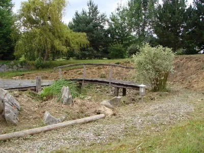Démontage et préparation des abords du bassin naturel avant réaménagement