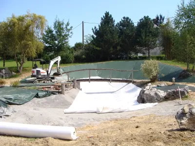 Pose de géotextile et préparation du bassin naturel avant remise en eau