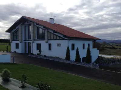 Maison avec aménagement extérieur en cours, allées et espaces verts structurés