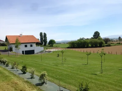 Engazonnement et plantations alignées pour aménagement paysager d’une maison